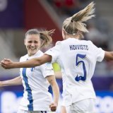 Katariina Kosola (à gauche) a inscrit le 1er but de l'Euro et offert la victoire à la Finlande KEYSTONE/ANTHONY ANEX